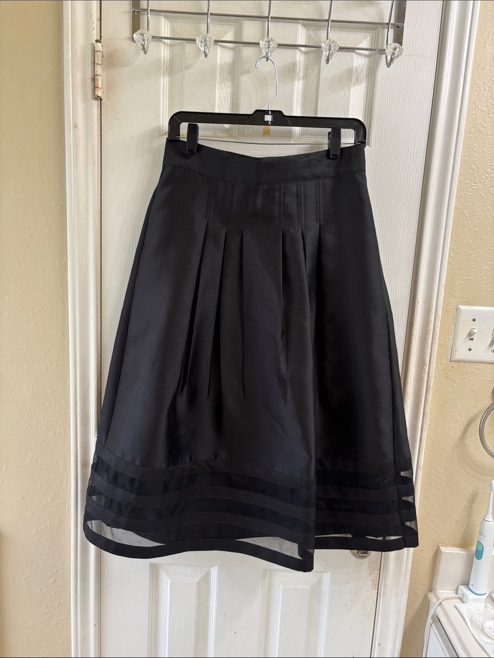 Lara-lei Black Midi taffeta skirt. NWOT